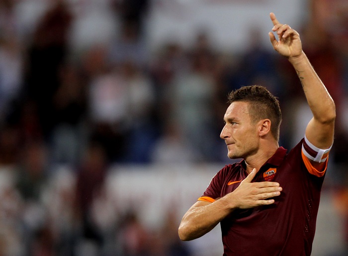 ROME, ITALY - OCTOBER 18: Francesco Totti of AS Roma celebrates after scoring the third team's goal from penalty spot during the Serie A match between AS Roma and AC Chievo Verona at Stadio Olimpico on October 18, 2014 in Rome, Italy. (Photo by Paolo Bruno/Getty Images)